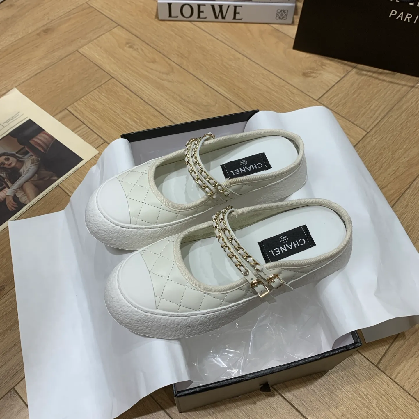 👟👟Ex-factory price 540👟👟 🍀Chanel Chanel 24P Xiaoxiang's latest hot style big-toe shoes, doll shoes, casual sports shoes, white shoes, loafers Xiaoxiang's big-toe shoes this season are cool and cute. The toe and lace surface are eye-catching. The sense of elegance in casual is overwhelming. The classic design with metal round buckle is particularly eye-catching. The flat design is extremely comfortable. Daily matching, a must-have tool for looking cool when going out on the street. Fabric: Original lambskin ➕ double chain. Lining: original cloth. Foot pads: sheepskin. Sole: original molded non-slip TPU outsole. Sole thickness: 3.5CM. Size: 35-41 (40 41 customized) 👉